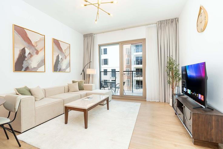 Jumeirah, Dubai에 위치한 Building Tariaq Bedon Esm - pvh-vacation-homes - 1490078 유닛의 세련된 인테리어가 돋보이는 거실