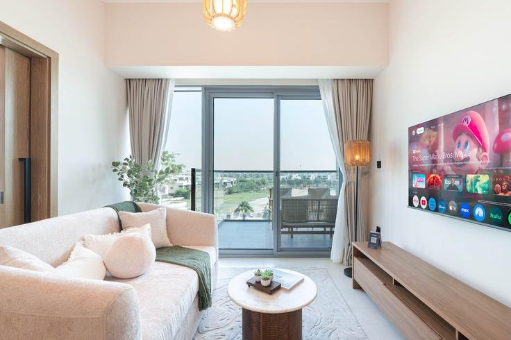 Elegant gestaltetes Wohnzimmer mit moderner Einrichtung in einer Wohnung im Building Hessa Street - pvh-vacation-homes - 1490093 in Dubai, Dubai