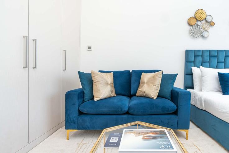 Elegant gestaltetes Wohnzimmer mit moderner Einrichtung in einer Wohnung im Building Tariaq Bedon Esm - pvh-vacation-homes - 1490079 in Al Hebiah Third, Dubai Elegant gestaltetes Wohnzimmer mit moderner Einrichtung in einer Wohnung im Building Tariaq Bedon Esm - pvh-vacation-homes - 1490079 in Al Hebiah Third, Dubai