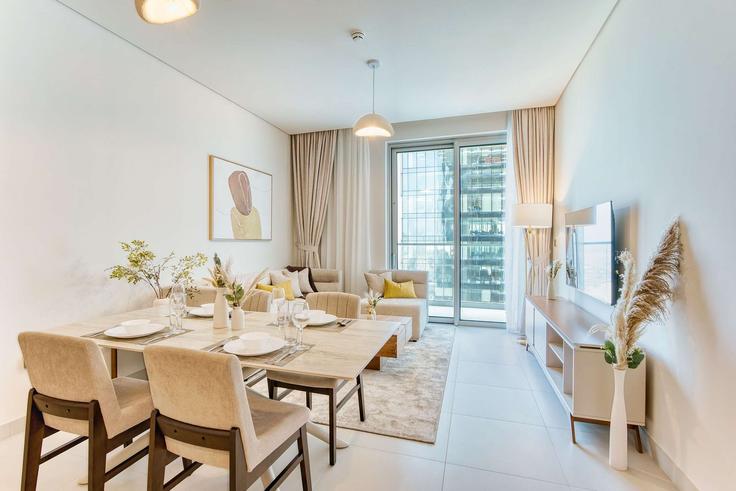 Salle de séjour élégante avec mobilier moderne dans un appartement à Building Tariaq Bedon Esm - pvh-vacation-homes - 1471415 à Downtown Dubai, Dubai