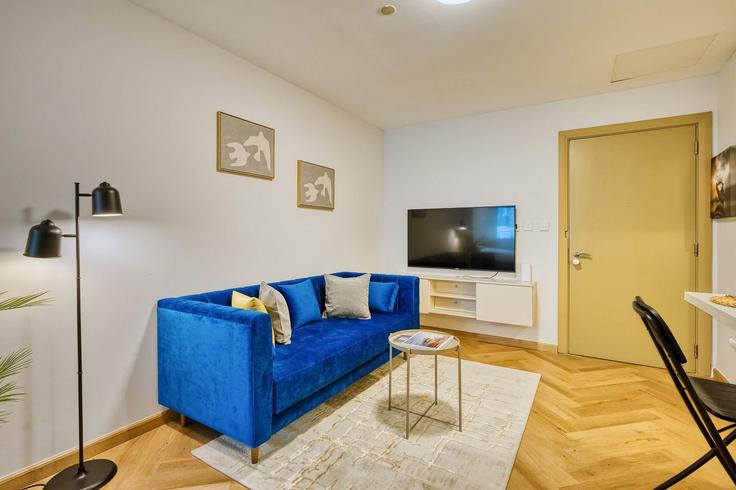 Dubai Al Thanyah FifthのBuilding Tariaq Bedon Esm - pvh-vacation-homes - 1490124のアパートメントにある、モダンな家具を備えたエレガントなデザインのリビングルーム