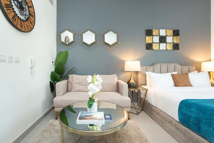 Elegant gestaltetes Wohnzimmer mit moderner Einrichtung in einer Wohnung im Building Tariaq Bedon Esm - pvh-vacation-homes - 1475849 in Al Barsha, Dubai