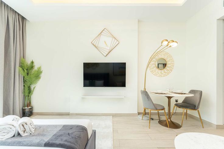 Nad Al Sheba, Dubai에 위치한 Building Tariaq Bedon Esm - pvh-vacation-homes - 1475839 유닛의 세련된 인테리어가 돋보이는 거실