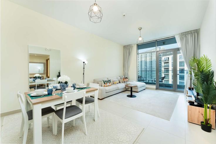 Elegant gestaltetes Wohnzimmer mit moderner Einrichtung in einer Wohnung im Building Tariaq Bedon Esm - pvh-vacation-homes - 1475854 in Dubai Hills Estate, Dubai