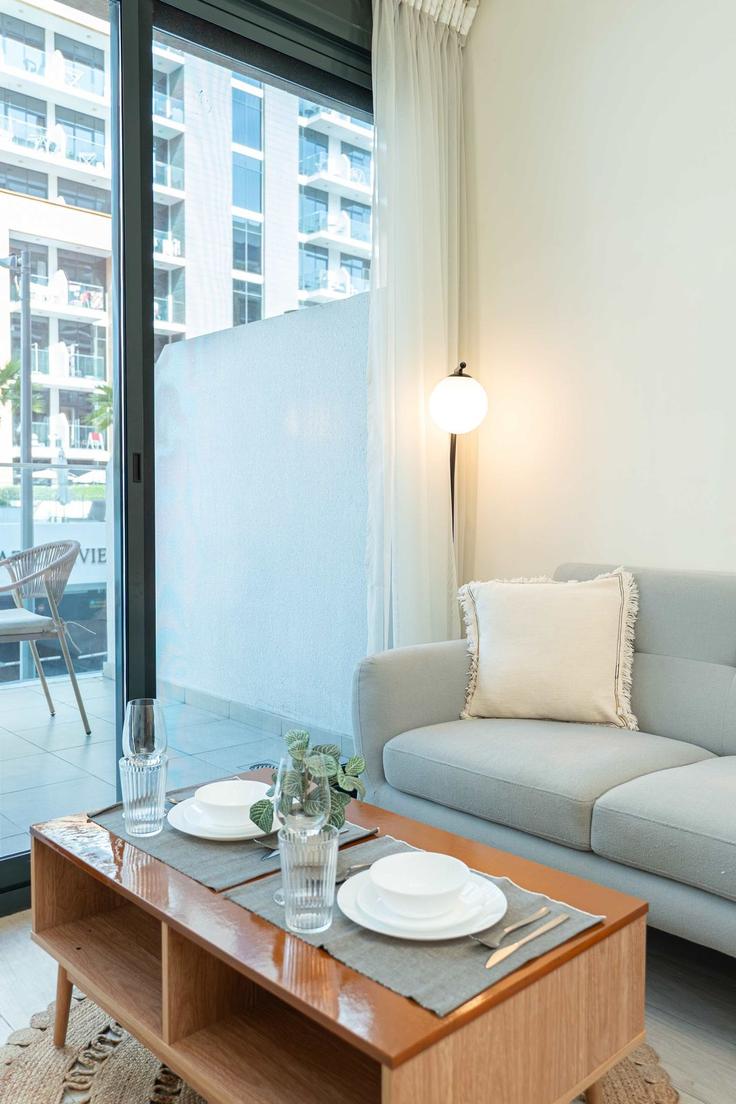 Sala de estar elegantemente projetada com móveis modernos em um apartamento no Building Tariaq Bedon Esm - pvh-vacation-homes - 1475850 em Nad Al Sheba, Dubai