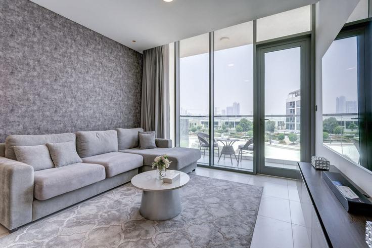 Dubai Nad Al ShebaのBuilding Tariaq Bedon Esm - pvh-vacation-homes - 1490081のアパートメントにある、モダンな家具を備えたエレガントなデザインのリビングルーム