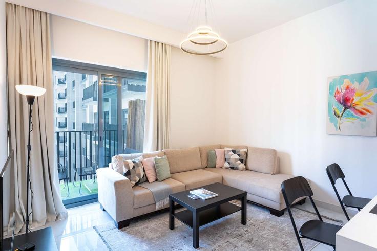 Building Tariaq Bedon Esm - pvh-vacation-homes - 1499088 adresindeki bir dairede modern mobilyalarla zarif bir şekilde tasarlanmış oturma odası Al Hebiah Second, Dubai