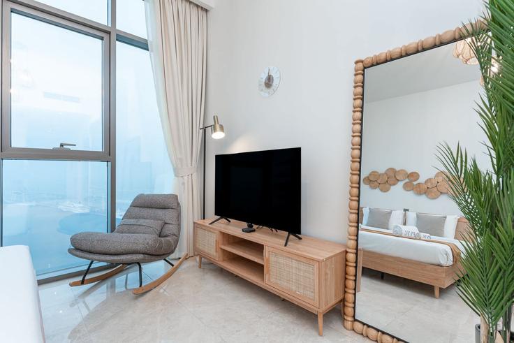Building Tariaq Bedon Esm - pvh-vacation-homes - 1511219 adresindeki bir dairede modern mobilyalarla zarif bir şekilde tasarlanmış oturma odası Dubai Maritime City, Dubai