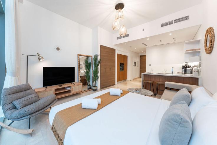 Salle de séjour élégante avec mobilier moderne dans un appartement à Building Tariaq Bedon Esm - pvh-vacation-homes - 1511219 à Dubai Maritime City, Dubai Salle de séjour élégante avec mobilier moderne dans un appartement à Building Tariaq Bedon Esm - pvh-vacation-homes - 1511219 à Dubai Maritime City, Dubai