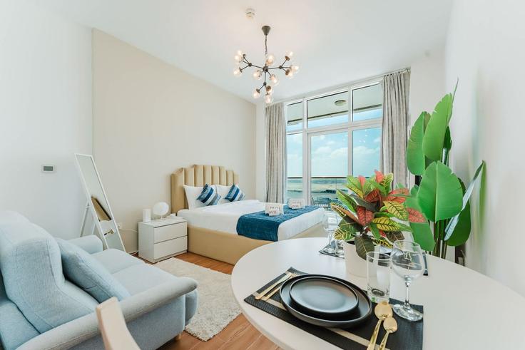 Jumeirah Village, Dubai에 위치한 Building Tariaq Bedon Esm - pvh-vacation-homes - 1514054 유닛의 세련된 인테리어가 돋보이는 거실 Jumeirah Village, Dubai에 위치한 Building Tariaq Bedon Esm - pvh-vacation-homes - 1514054 유닛의 세련된 인테리어가 돋보이는 거실