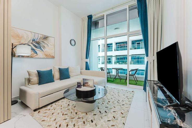 Elegante sala de estar con mobiliario moderno en un apartamento en Building Tariaq Bedon Esm - pvh-vacation-homes - 1490103 en Al Barsha, Dubai Elegante sala de estar con mobiliario moderno en un apartamento en Building Tariaq Bedon Esm - pvh-vacation-homes - 1490103 en Al Barsha, Dubai