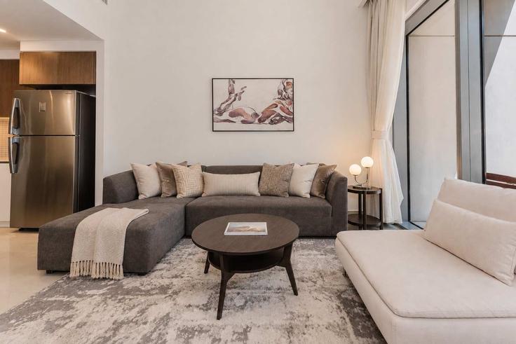 Elegante sala de estar con mobiliario moderno en un apartamento en Building Tariaq Bedon Esm - pvh-vacation-homes - 1638030 en Al Kheeran First, Dubai Elegante sala de estar con mobiliario moderno en un apartamento en Building Tariaq Bedon Esm - pvh-vacation-homes - 1638030 en Al Kheeran First, Dubai
