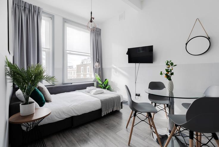 London Royal Borough of Kensington and ChelseaのBuilding 10 Nevern Road - pvl-properties-ltd-1 - 1697556のアパートメントにある、モダンな家具を備えたエレガントなデザインのリビングルーム London Royal Borough of Kensington and ChelseaのBuilding 10 Nevern Road - pvl-properties-ltd-1 - 1697556のアパートメントにある、モダンな家具を備えたエレガントなデザインのリビングルーム