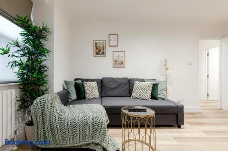 Sala de estar elegantemente projetada com móveis modernos em um apartamento no Building 198 Sussex Gardens - pvl-properties-ltd-1 - 1697558 em City of Westminster, London Sala de estar elegantemente projetada com móveis modernos em um apartamento no Building 198 Sussex Gardens - pvl-properties-ltd-1 - 1697558 em City of Westminster, London