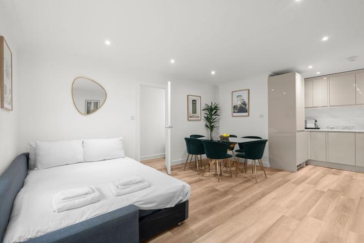 Sala de estar elegantemente projetada com móveis modernos em um apartamento no Building 196 Sussex Gardens - pvl-properties-ltd-1 - 1697560 em City of Westminster, London Sala de estar elegantemente projetada com móveis modernos em um apartamento no Building 196 Sussex Gardens - pvl-properties-ltd-1 - 1697560 em City of Westminster, London
