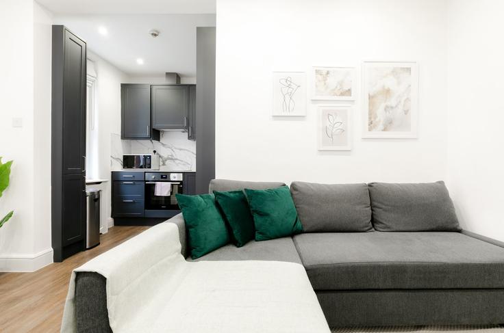 London City of WestminsterのBuilding 24-25 Nassau Street - pvl-properties-ltd-1 - 1697570のアパートメントにある、モダンな家具を備えたエレガントなデザインのリビングルーム London City of WestminsterのBuilding 24-25 Nassau Street - pvl-properties-ltd-1 - 1697570のアパートメントにある、モダンな家具を備えたエレガントなデザインのリビングルーム