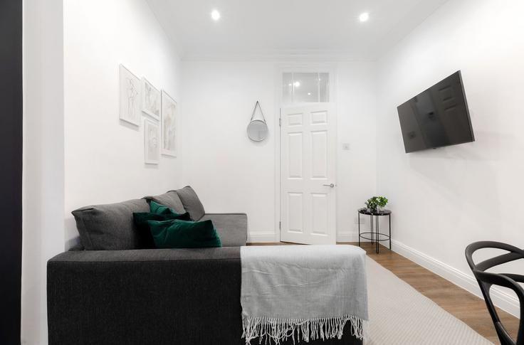 Building 24-25 Nassau Street - pvl-properties-ltd-1 - 1697570 adresindeki bir dairede modern mobilyalarla zarif bir şekilde tasarlanmış oturma odası City of Westminster, London Building 24-25 Nassau Street - pvl-properties-ltd-1 - 1697570 adresindeki bir dairede modern mobilyalarla zarif bir şekilde tasarlanmış oturma odası City of Westminster, London