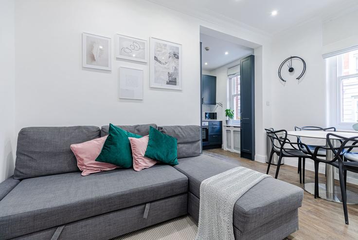 Salle de séjour élégante avec mobilier moderne dans un appartement à Building 24 Nassau Street - pvl-properties-ltd-1 - 1697584 à City of Westminster, London