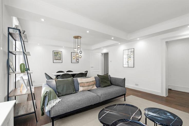 Building 24-25 Nassau Street - pvl-properties-ltd-1 - 1697580 adresindeki bir dairede modern mobilyalarla zarif bir şekilde tasarlanmış oturma odası City of Westminster, London Building 24-25 Nassau Street - pvl-properties-ltd-1 - 1697580 adresindeki bir dairede modern mobilyalarla zarif bir şekilde tasarlanmış oturma odası City of Westminster, London