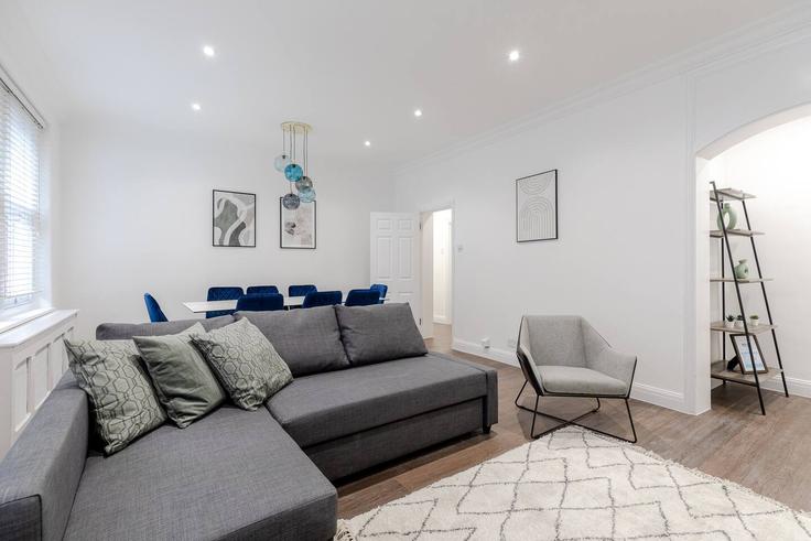 Sala de estar elegantemente projetada com móveis modernos em um apartamento no Building 25 Nassau Street - pvl-properties-ltd-1 - 1697579 em City of Westminster, London