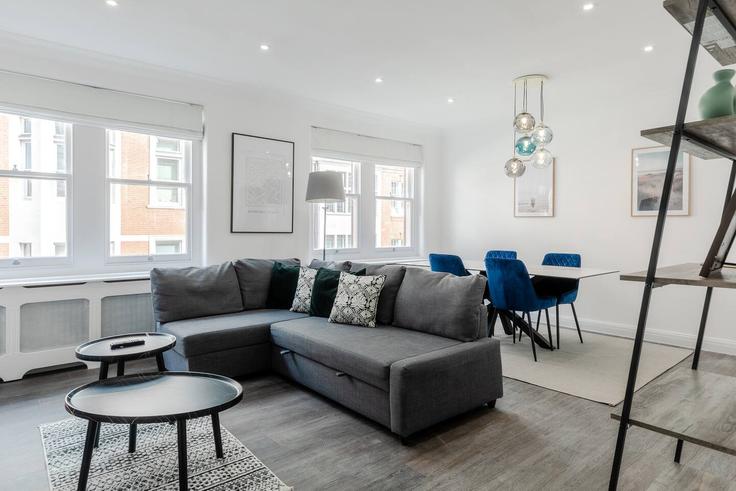 Sala de estar elegantemente projetada com móveis modernos em um apartamento no Building 24 Nassau Street - pvl-properties-ltd-1 - 1697581 em City of Westminster, London