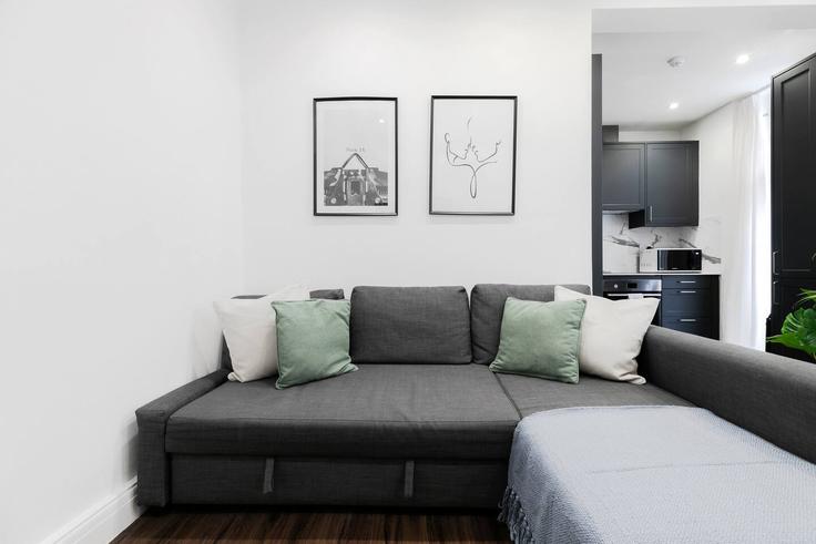 Sala de estar elegantemente projetada com móveis modernos em um apartamento no Building 24 Nassau Street - pvl-properties-ltd-1 - 1697591 em City of Westminster, London
