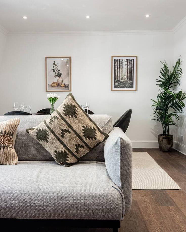 London City of WestminsterのBuilding 25 Nassau Street - pvl-properties-ltd-1 - 1697593のアパートメントにある、モダンな家具を備えたエレガントなデザインのリビングルーム