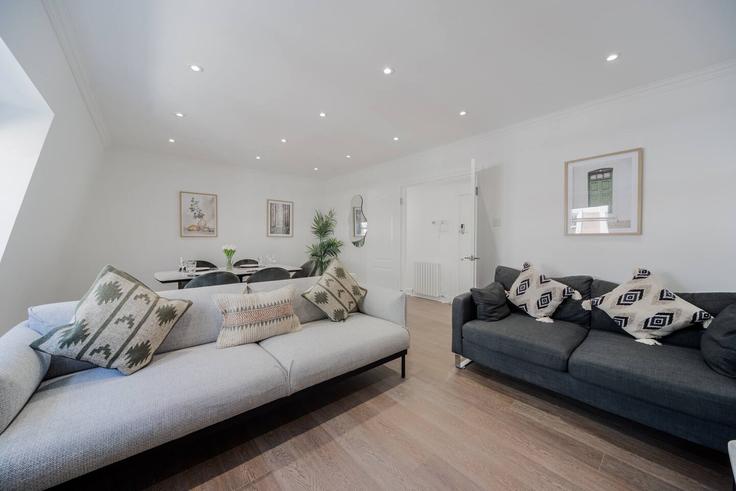 City of Westminster, London에 위치한 Building 25 Nassau Street - pvl-properties-ltd-1 - 1697593 유닛의 세련된 인테리어가 돋보이는 거실