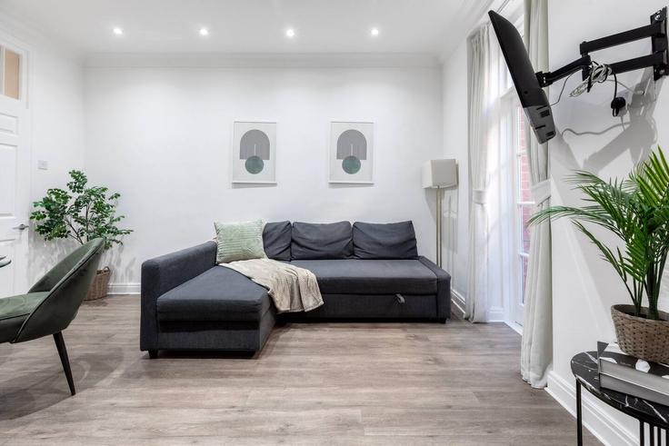 Sala de estar elegantemente projetada com móveis modernos em um apartamento no Building 25 Nassau Street - pvl-properties-ltd-1 - 1697588 em City of Westminster, London