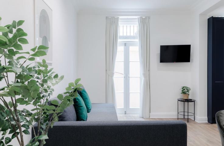 Salle de séjour élégante avec mobilier moderne dans un appartement à Building 25 Nassau Street - pvl-properties-ltd-1 - 1697588 à City of Westminster, London Salle de séjour élégante avec mobilier moderne dans un appartement à Building 25 Nassau Street - pvl-properties-ltd-1 - 1697588 à City of Westminster, London