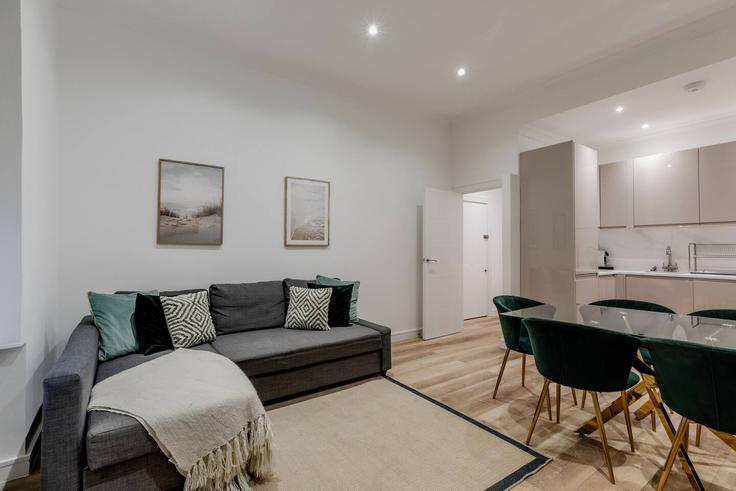 Salle de séjour élégante avec mobilier moderne dans un appartement à Building 196 Sussex Gardens - pvl-properties-ltd-1 - 1697598 à City of Westminster, London