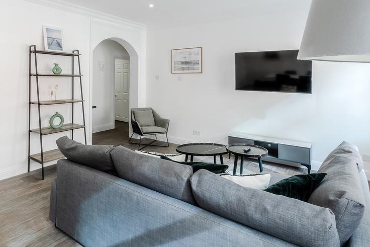 City of Westminster, London 소재 Building Nassau Street - pvl-properties-ltd - 1325076 유닛에 마련된, 현대적인 가구로 꾸며진 우아한 디자인의 거실