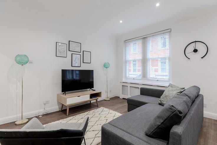 Sala de estar elegantemente projetada com móveis modernos em um apartamento no Building Wells Street - pvl-properties-ltd - 1250703 - LON em City of Westminster, London
