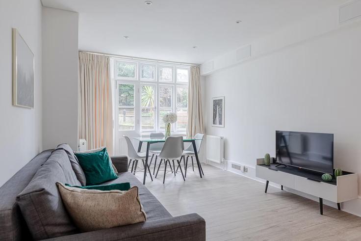 Elegante sala de estar con mobiliario moderno en un apartamento en Building Earls Court Road - pvl-properties-ltd - 1228421 en Royal Borough of Kensington and Chelsea, London