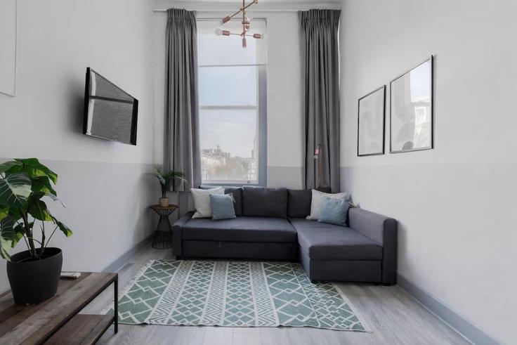 Elegante sala de estar con mobiliario moderno en un apartamento en Building Nevern Road - pvl-properties-ltd - 1228396 - LON en Royal Borough of Kensington and Chelsea, London