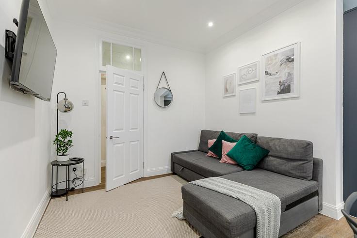 Elegant gestaltetes Wohnzimmer mit moderner Einrichtung in einer Wohnung im Building Nassau Street - pvl-properties-ltd - 1228388 - LON in City of Westminster, London