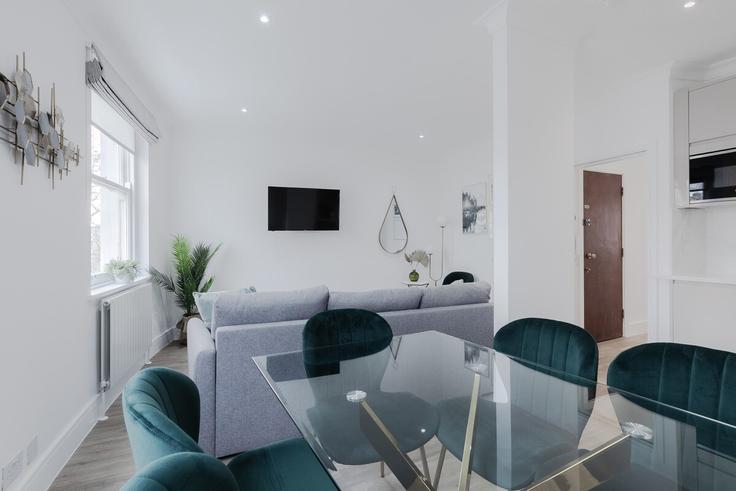 Elegant gestaltetes Wohnzimmer mit moderner Einrichtung in einer Wohnung im Building Sussex Gardens - pvl-properties-ltd - 1341833 in City of Westminster, London