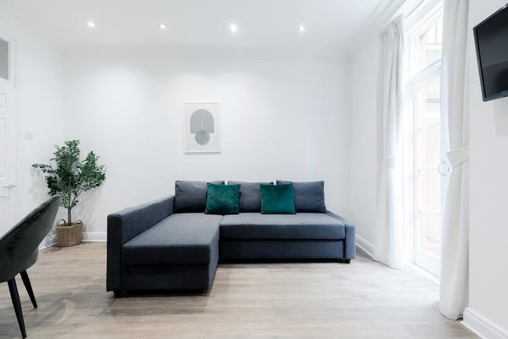 Building Nassau Street - pvl-properties-ltd - 1383575 adresindeki bir dairede modern mobilyalarla zarif bir şekilde tasarlanmış oturma odası City of Westminster, London