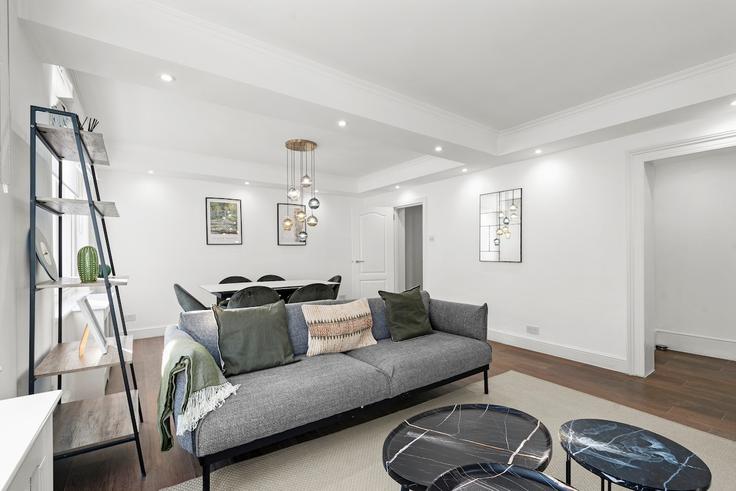 Elegant gestaltetes Wohnzimmer mit moderner Einrichtung in einer Wohnung im Building Wells Mews - pvl-properties-ltd - 1325077 in City of Westminster, London