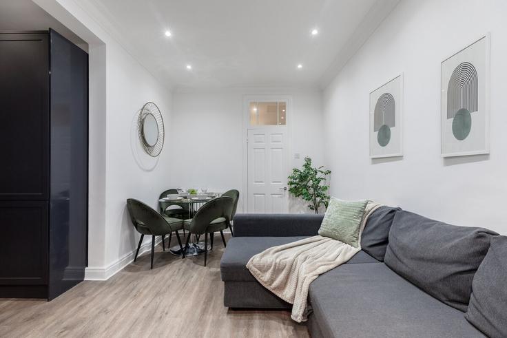 Elegant gestaltetes Wohnzimmer mit moderner Einrichtung in einer Wohnung im Building Wells Mews - pvl-properties-ltd - 1358988 in City of Westminster, London Elegant gestaltetes Wohnzimmer mit moderner Einrichtung in einer Wohnung im Building Wells Mews - pvl-properties-ltd - 1358988 in City of Westminster, London