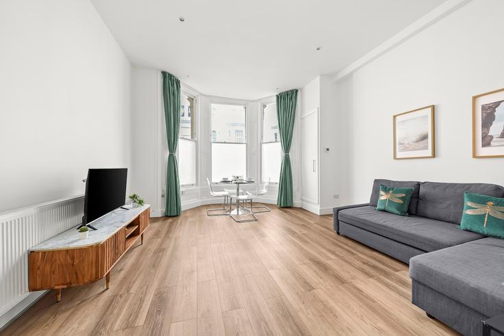 Salle de séjour élégante avec mobilier moderne dans un appartement à Building Trebovir Road - pvl-properties-ltd - 1518549 à Royal Borough of Kensington and Chelsea, London