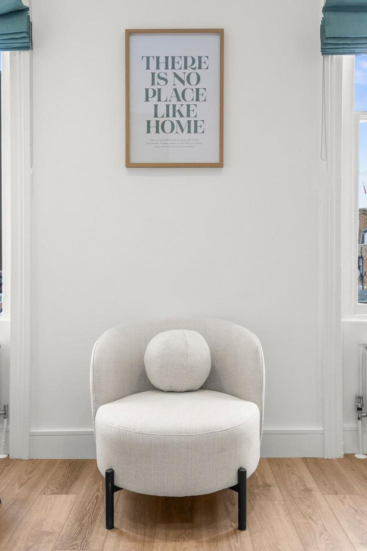 Elegante sala de estar con mobiliario moderno en un apartamento en Building Sussex Gardens - pvl-properties-ltd - 1575156 en City of Westminster, London Elegante sala de estar con mobiliario moderno en un apartamento en Building Sussex Gardens - pvl-properties-ltd - 1575156 en City of Westminster, London