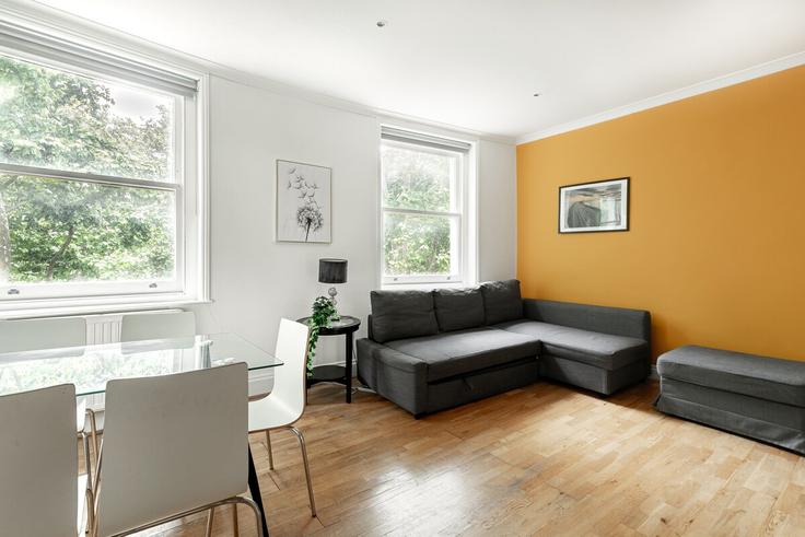 Elegant gestaltetes Wohnzimmer mit moderner Einrichtung in einer Wohnung im Building Bathurst Street - pvl-properties-ltd - 1516025 in City of Westminster, London