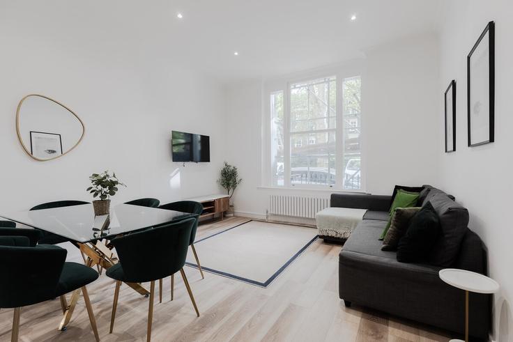 Sala de estar elegantemente projetada com móveis modernos em um apartamento no Building Westbourne Crescent - pvl-properties-ltd - 1228427 em City of Westminster, London Sala de estar elegantemente projetada com móveis modernos em um apartamento no Building Westbourne Crescent - pvl-properties-ltd - 1228427 em City of Westminster, London