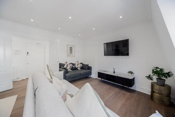 Elegant gestaltetes Wohnzimmer mit moderner Einrichtung in einer Wohnung im Building Nassau Street - pvl-properties-ltd - 1255360 - LON in City of Westminster, London