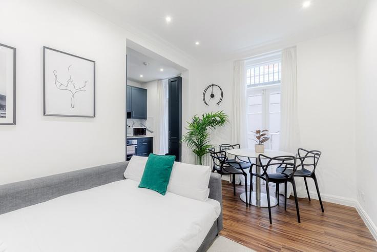 Elegant gestaltetes Wohnzimmer mit moderner Einrichtung in einer Wohnung im Building Riding House Street - pvl-properties-ltd - 1531036 in City of Westminster, London Elegant gestaltetes Wohnzimmer mit moderner Einrichtung in einer Wohnung im Building Riding House Street - pvl-properties-ltd - 1531036 in City of Westminster, London