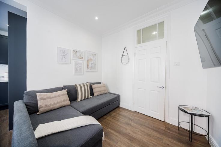 Elegant gestaltetes Wohnzimmer mit moderner Einrichtung in einer Wohnung im Building Nassau Street - pvl-properties-ltd - 1250704 - LON in City of Westminster, London Elegant gestaltetes Wohnzimmer mit moderner Einrichtung in einer Wohnung im Building Nassau Street - pvl-properties-ltd - 1250704 - LON in City of Westminster, London