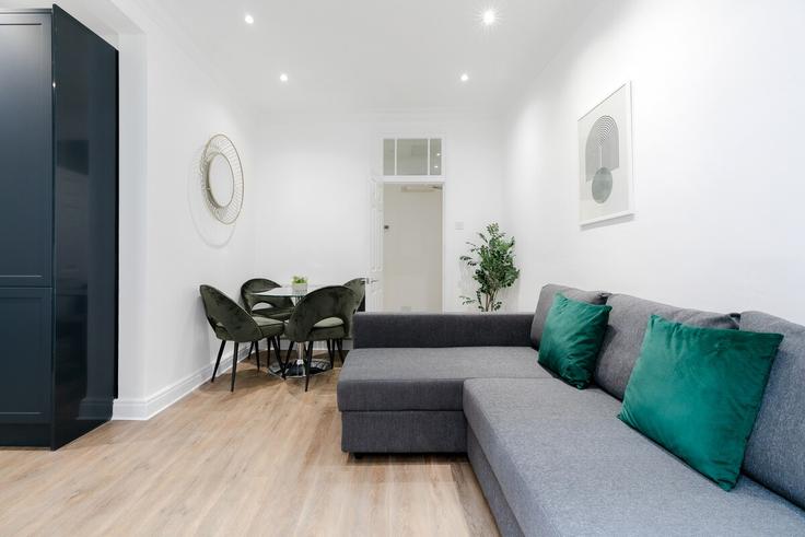 Sala de estar elegantemente projetada com móveis modernos em um apartamento no Building Nassau Street - pvl-properties-ltd - 1383575 em City of Westminster, London