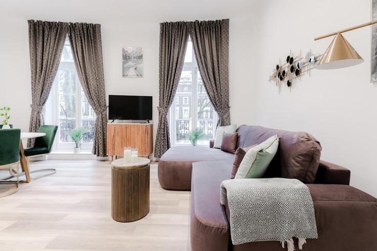 Sala de estar elegantemente projetada com móveis modernos em um apartamento no Building Sussex Gardens - pvl-properties-ltd - 1250702 em City of Westminster, London