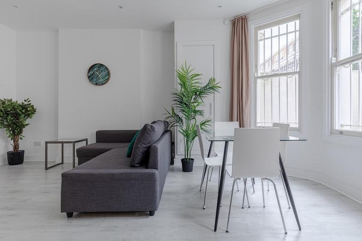 Sala de estar elegantemente projetada com móveis modernos em um apartamento no Building Templeton Place - pvl-properties-ltd - 1564858 em Royal Borough of Kensington and Chelsea, London
